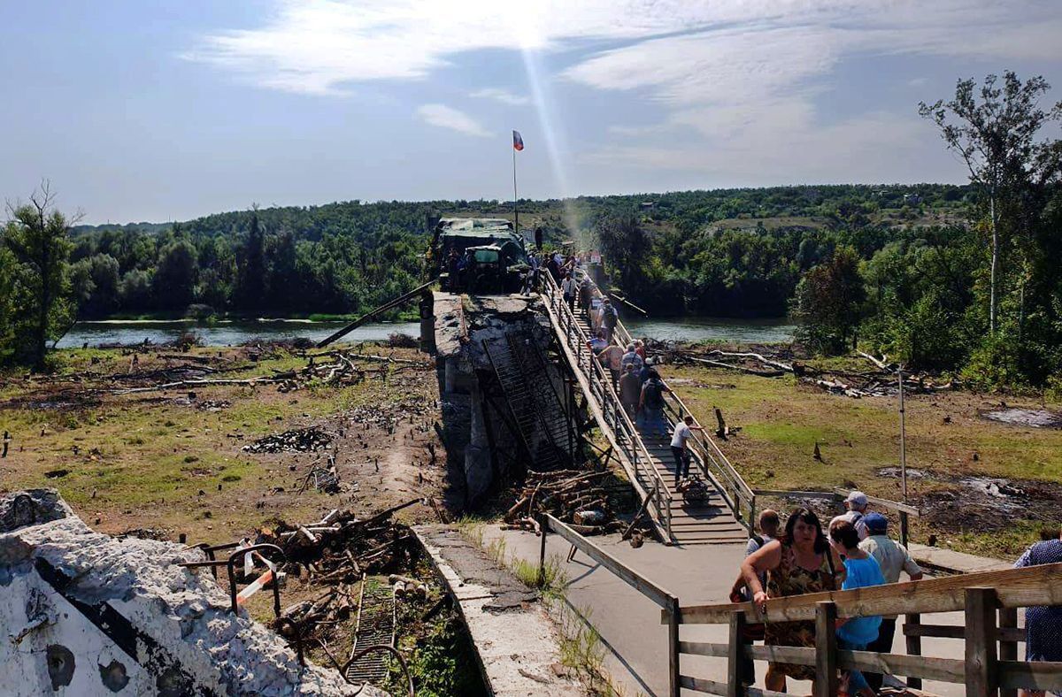 Украинская сторона начала убирать оборонительные сооружения возле моста в Станице Луганской