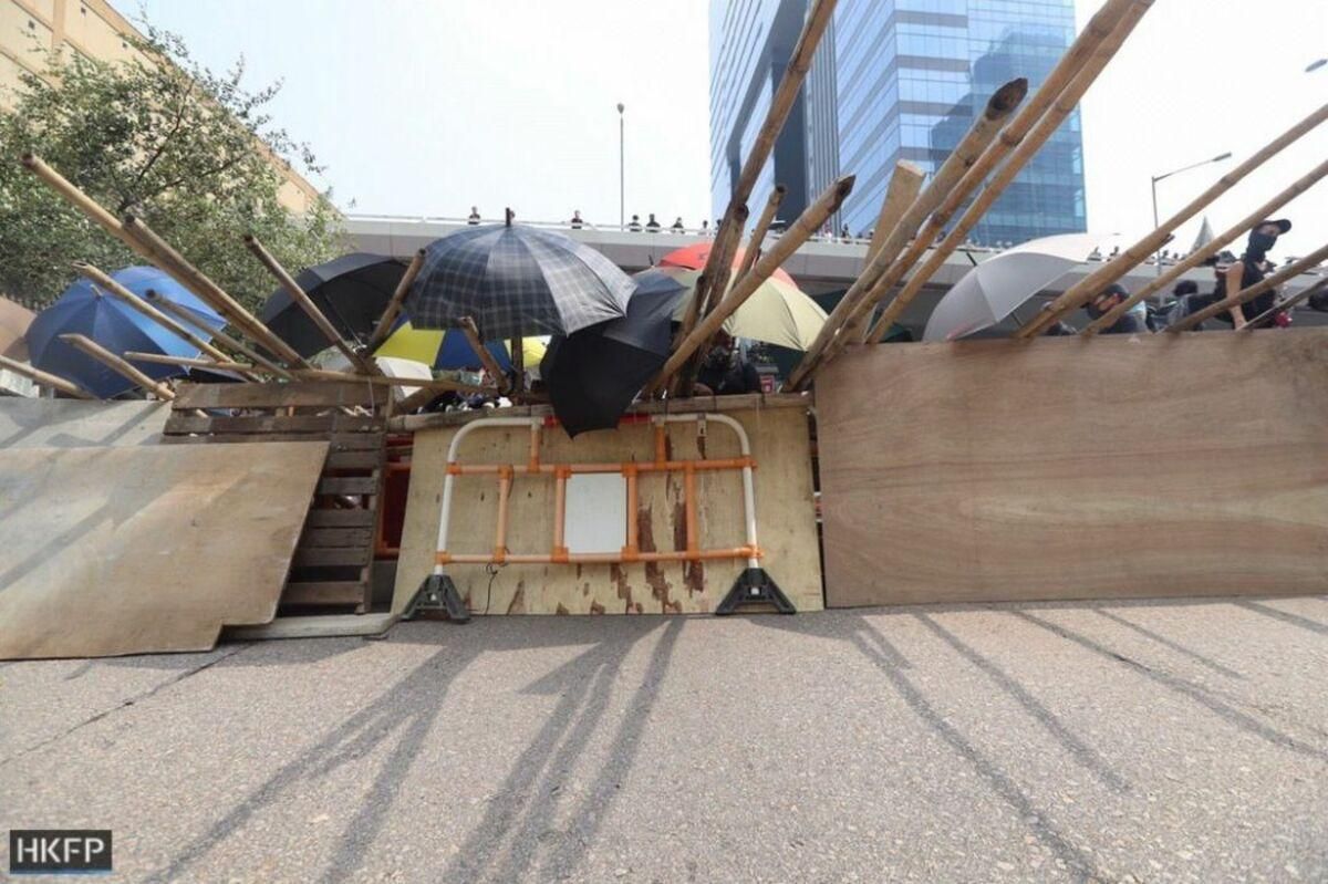 Протести в Гонконгу вибухнули з новою силою: люди збудували барикади з бамбуку