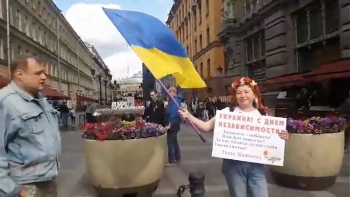 Одиночний пікет на підтримку України у Петербурзі: одного учасника затримала поліція – відео Одиночний пікет на підтримку України у Петербурзі: одного учасника затримала поліція – відео