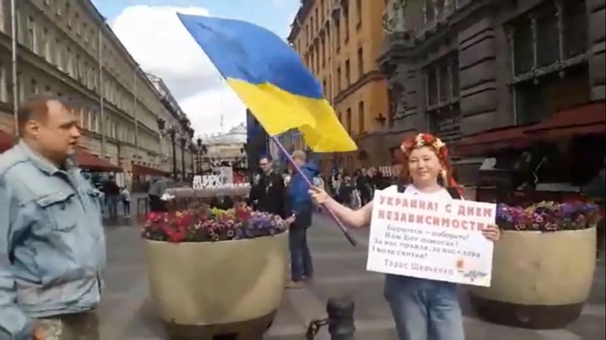 Одиночный пикет в поддержку Украины в Петербурге: одного участника задержала полиция – видео