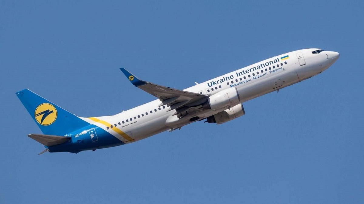 Стюардесса во время полета исполнила для пассажиров самолета Гимн Украины: видео