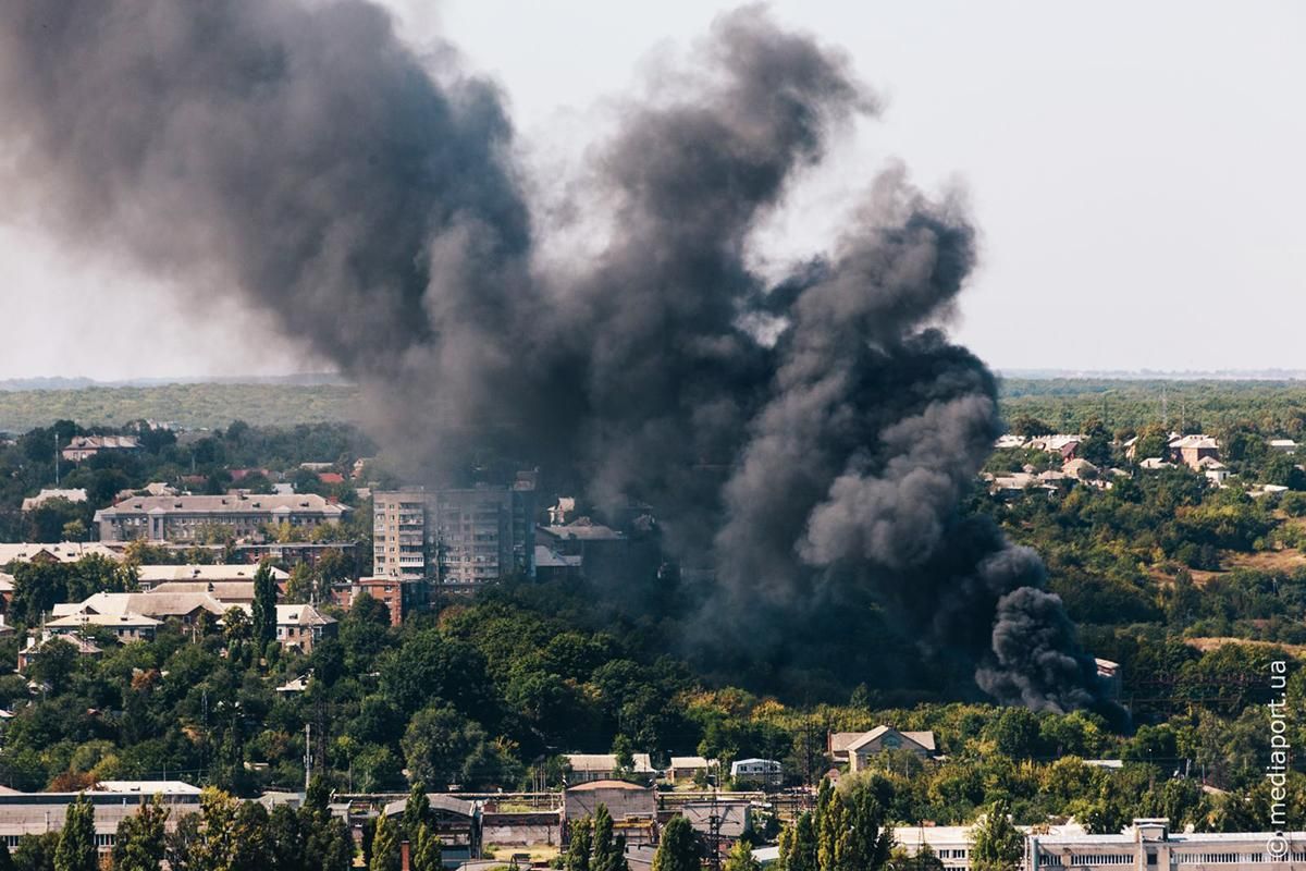 У Харкові спалахнула масштабна пожежа на складах: фото і відео