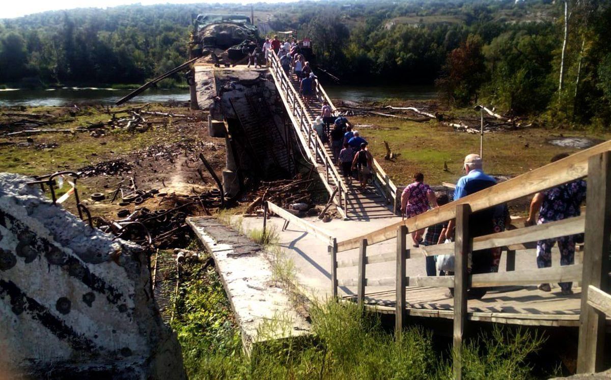 Украина приостановила демонтаж оборонных укреплений в Станице Луганской Украина приостановила демонтаж оборонных укреплений в Станице Луганской