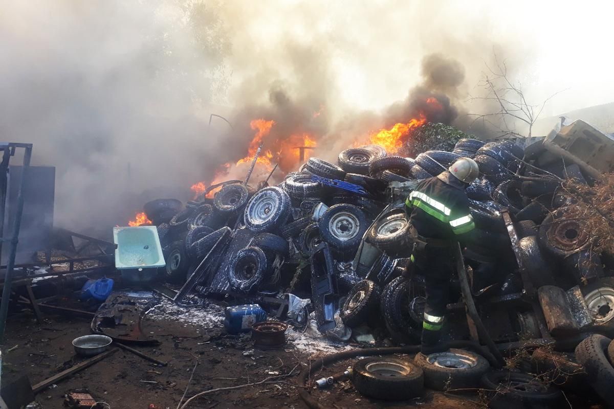Масштабну пожежу в Харкові загасили: це горіли покришки, фото Масштабну пожежу в Харкові загасили: це горіли покришки, фото