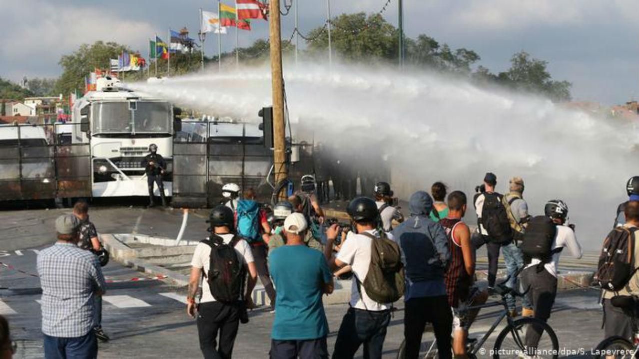 На саммите G7 произошли столкновения: полиция пустила слезоточивый газ и задержала 68 человек