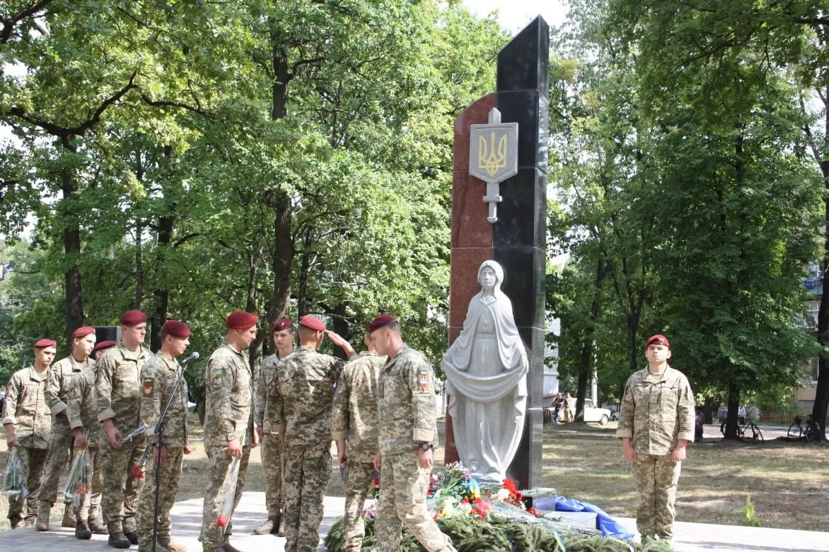 Пам'ятнику воїнам АТО, Озерне, Житомирщина, Облили фарбою 