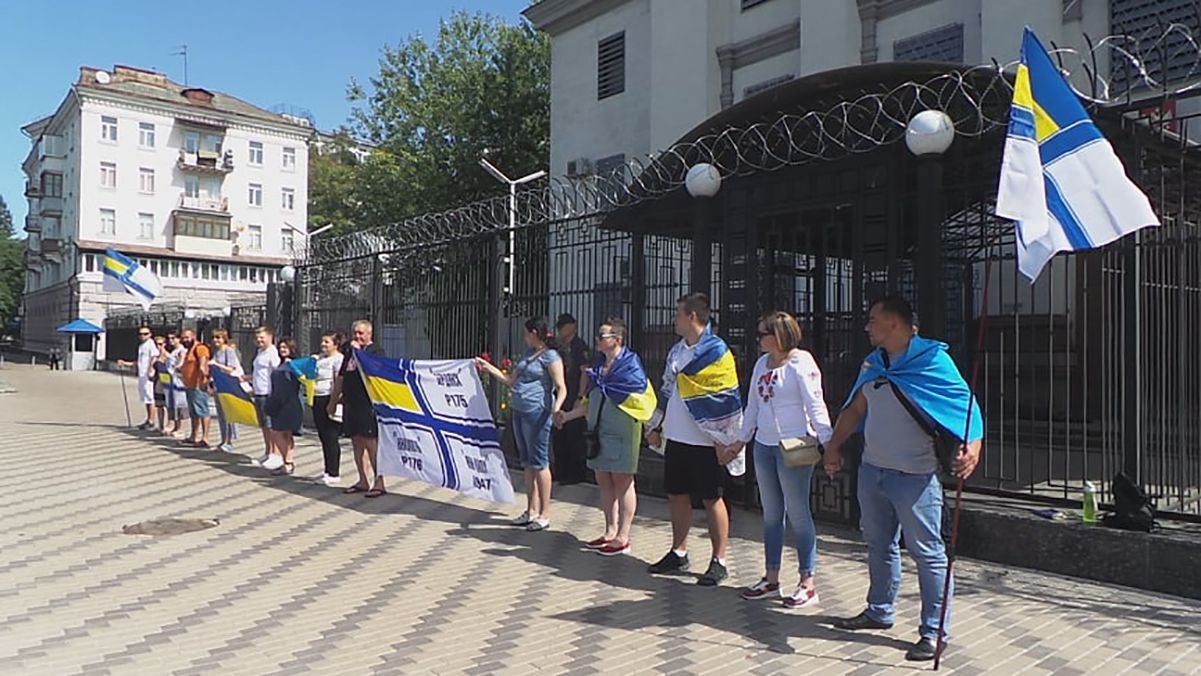 "Дев’ять місяців полону": у Києві родичі полонених моряків пікетували посольство Росії "Дев’ять місяців полону": у Києві родичі полонених моряків пікетували посольство Росії