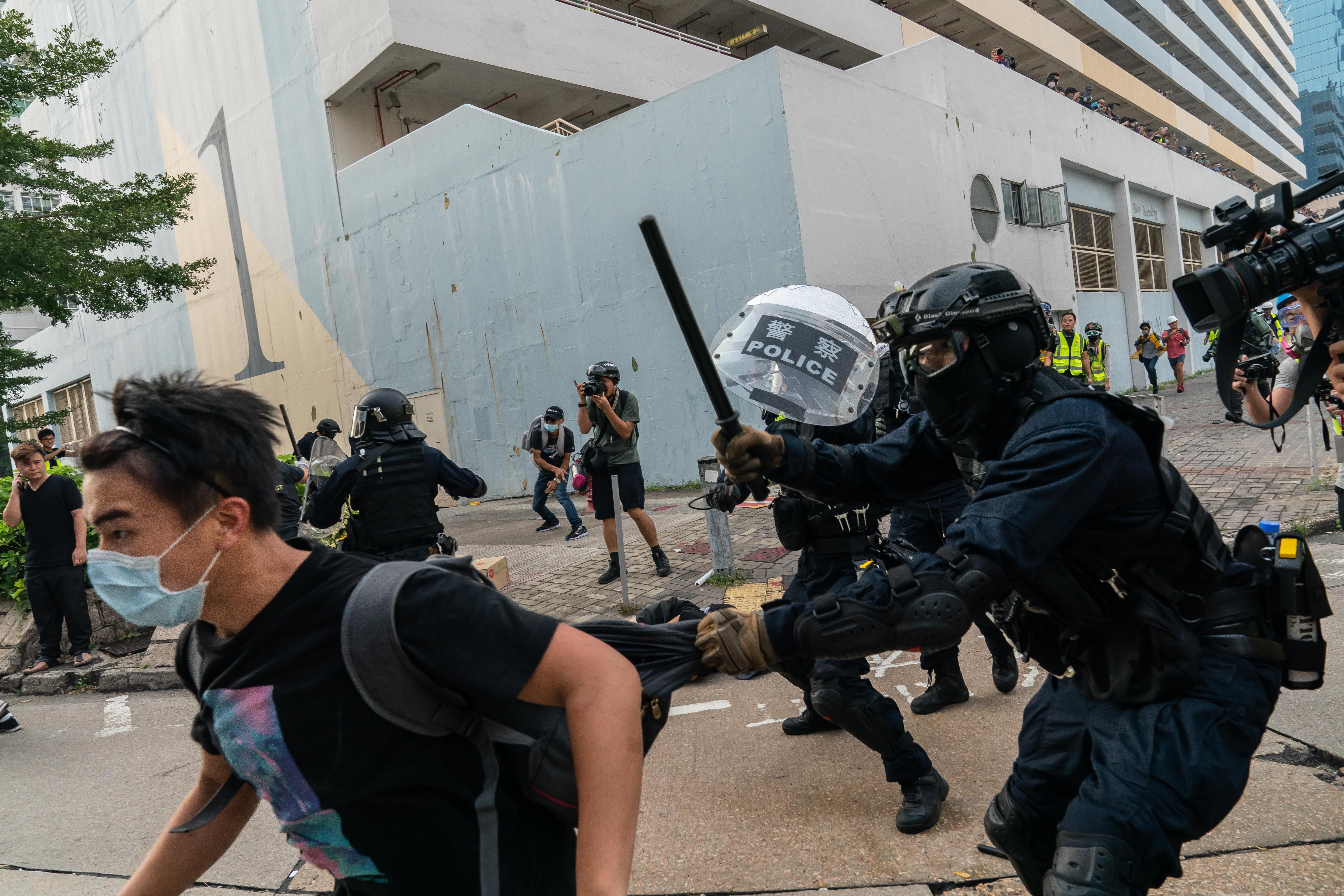 У Гонконгу поліція вперше застосувала вогнепальну зброю проти мітингарів: відео