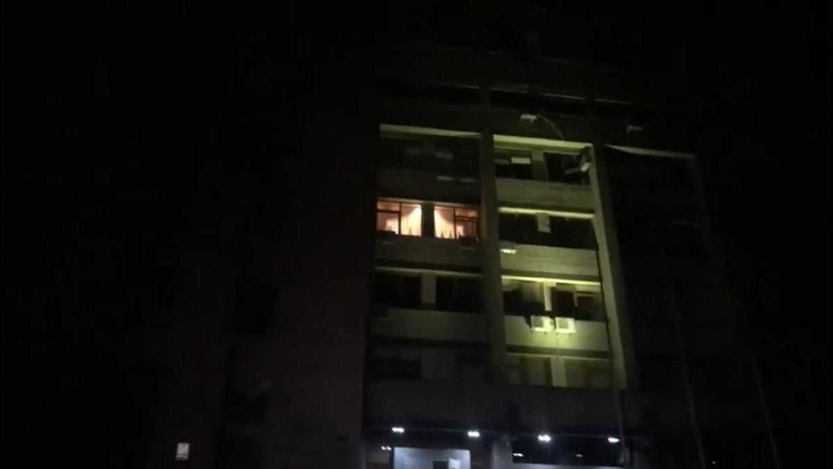 В центре Киева из гранатомета обстреляли здание Мостобуда: фото, видео