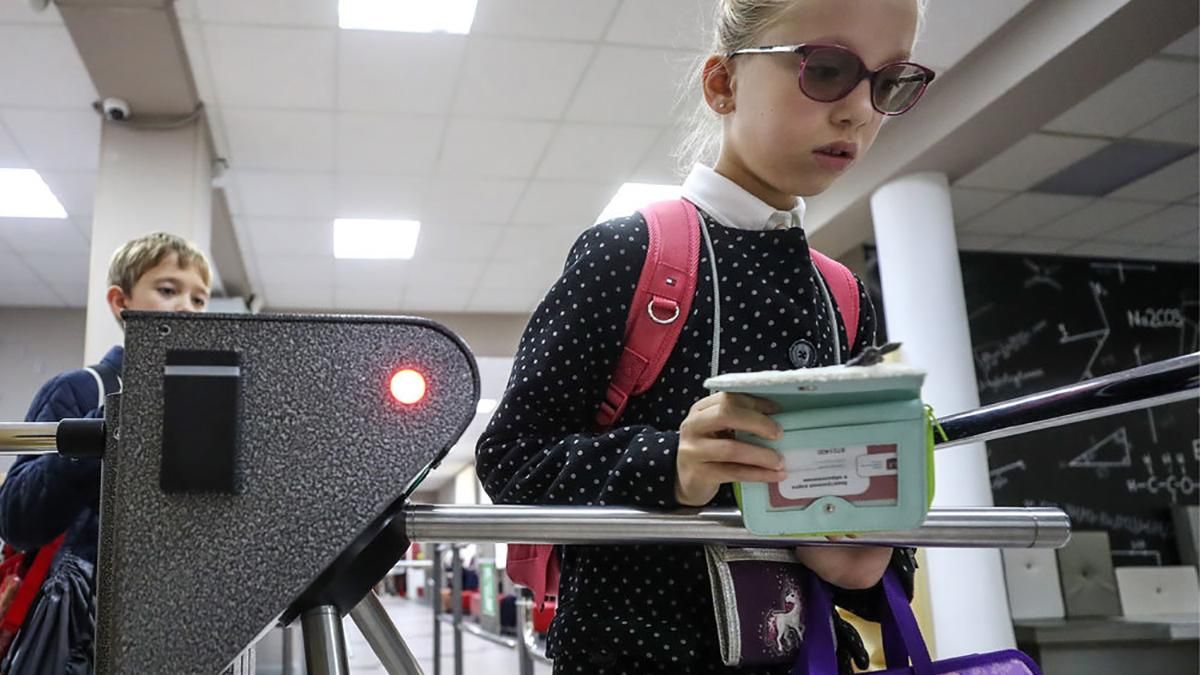 У російських школах і дитсадках встановлять КПП і металошукачі У російських школах і дитсадках встановлять КПП і металошукачі