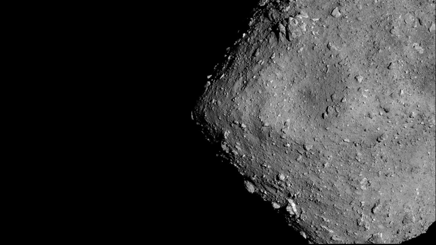 Науковці отримали нові знімки із поверхні астероїда Рюгу: фото та відео
