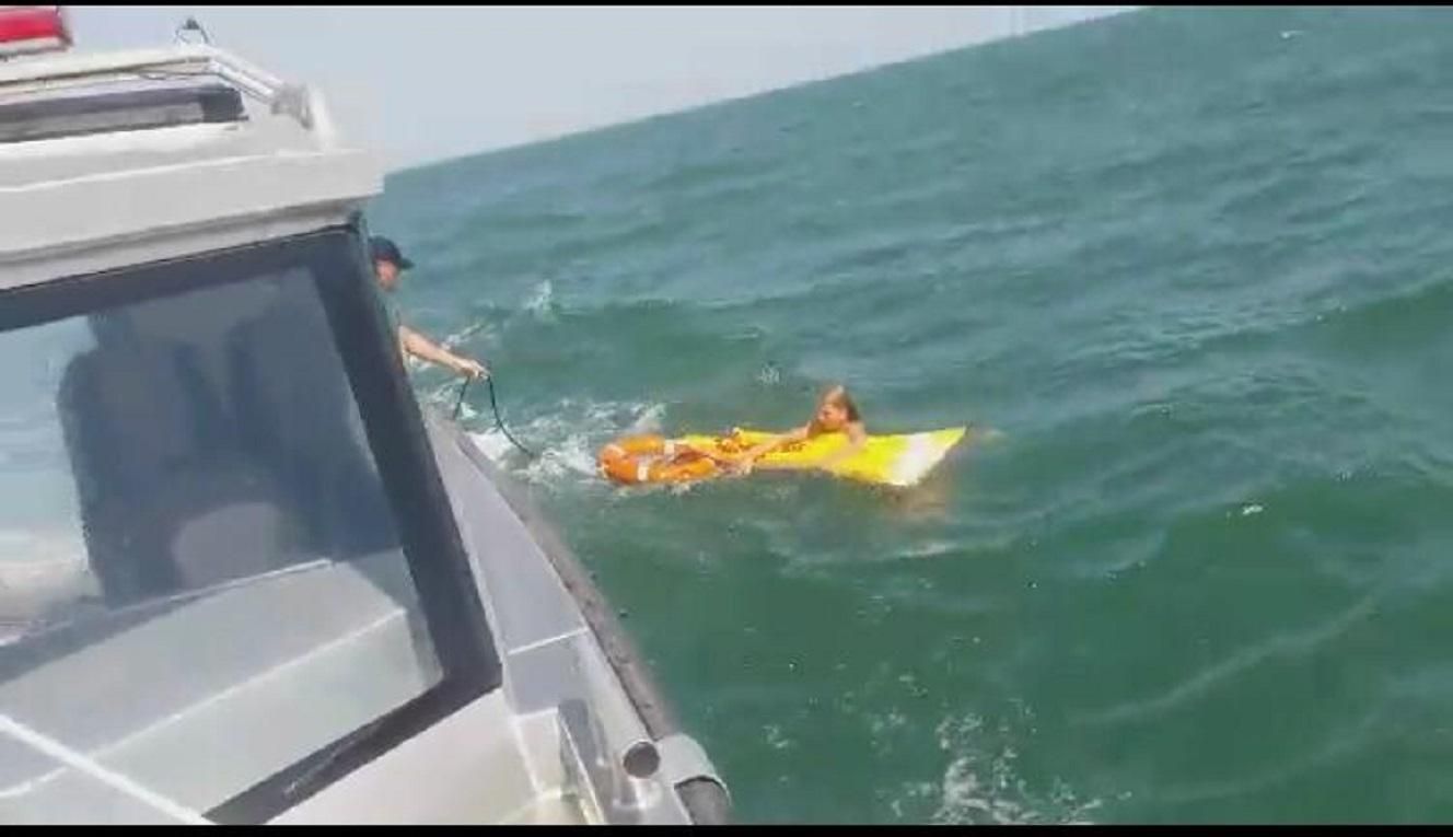 Девушку на надувном матрасе на километр унесло в море: впечатляющее видео спасения