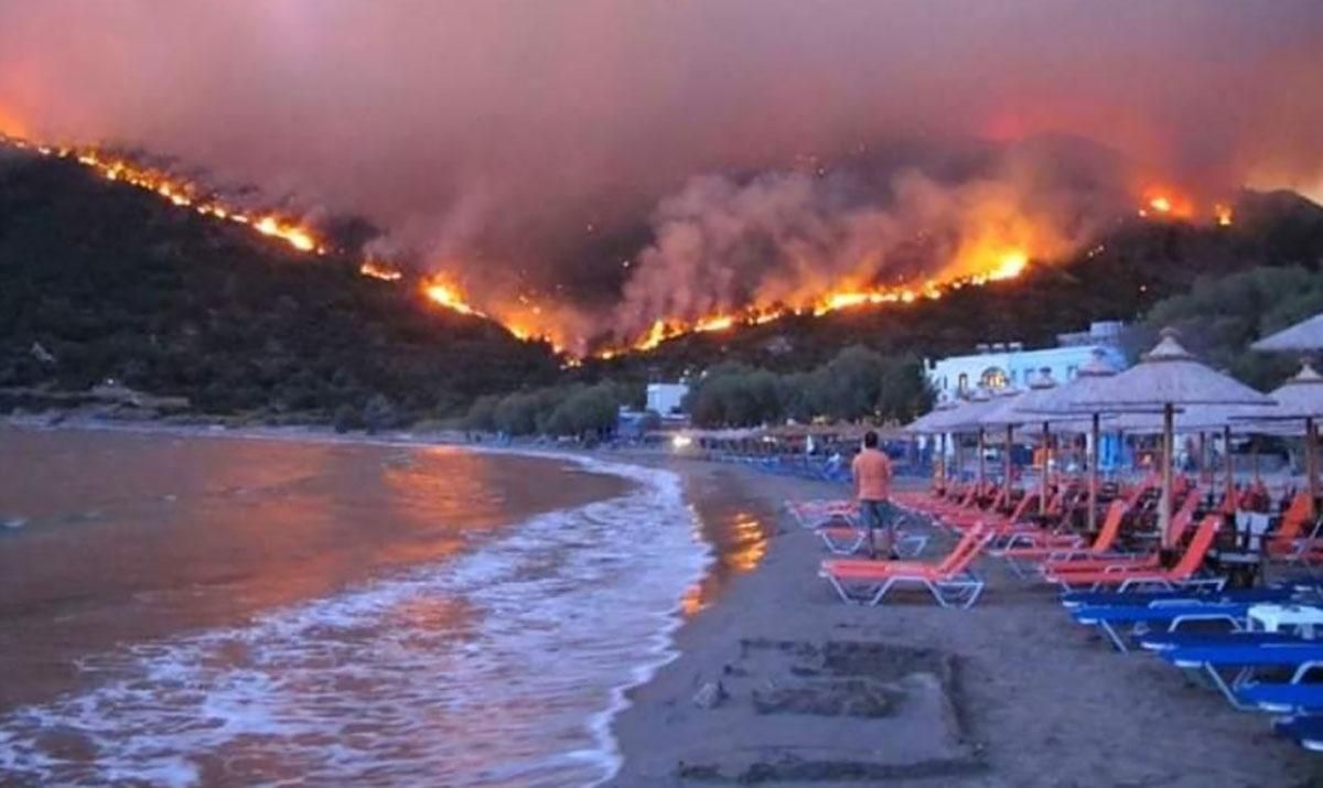 Грецию охватили масштабные лесные пожары, людей эвакуируют: фото, видео