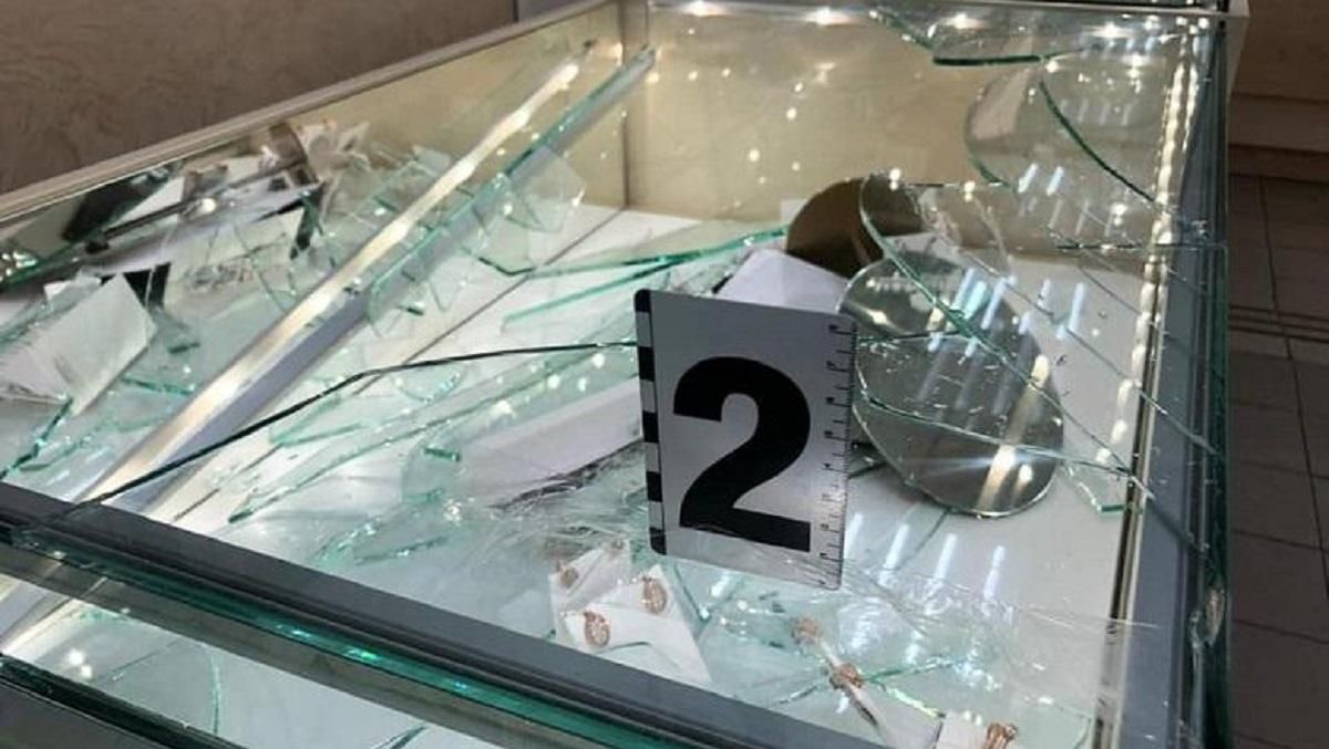 У Києві озброєний рушницею чоловік пограбував ювелірний магазин У Києві озброєний рушницею чоловік пограбував ювелірний магазин