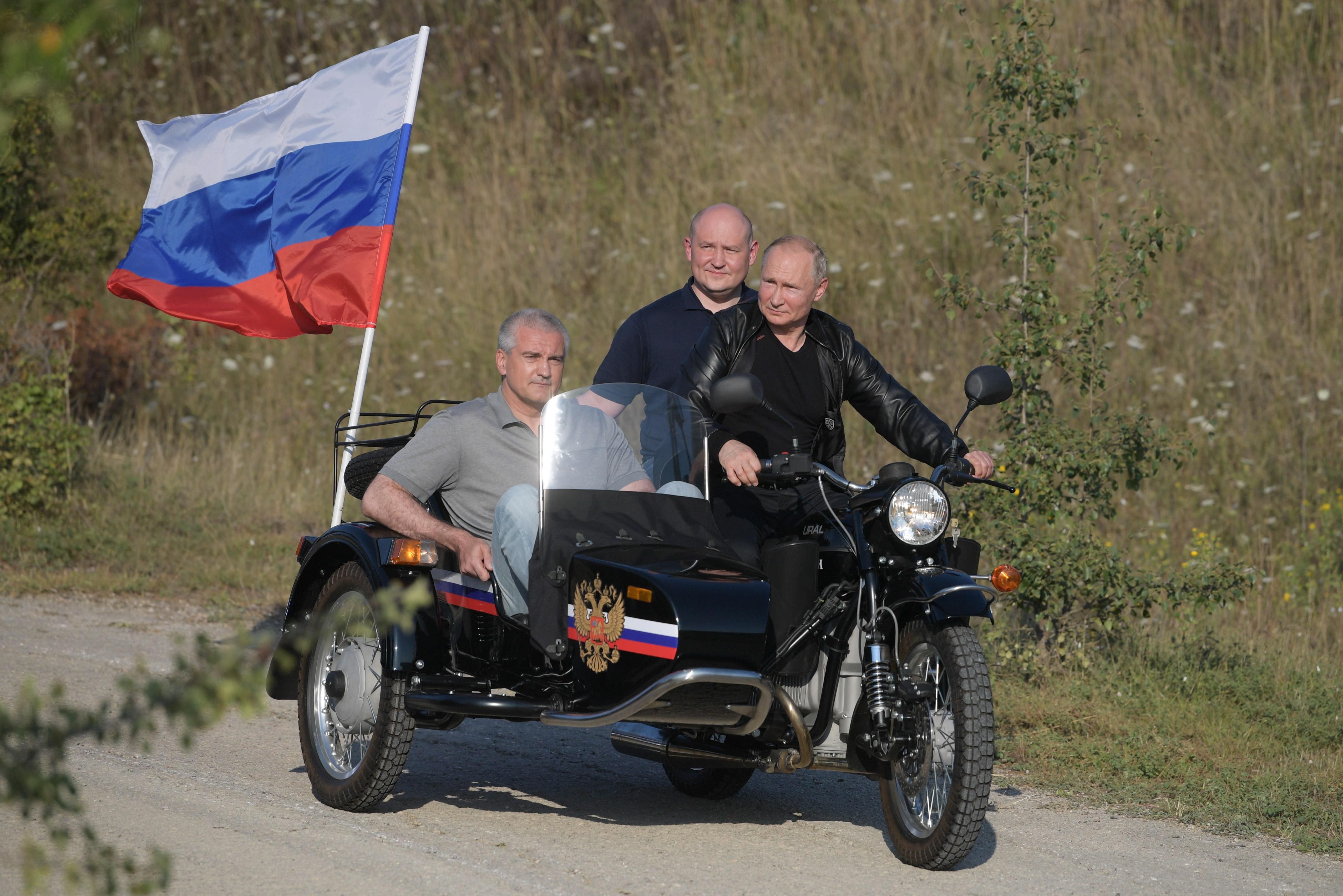 Байкер Путін катався по Криму без шолома, але його не оштрафують: в МВС РФ пояснили чому
