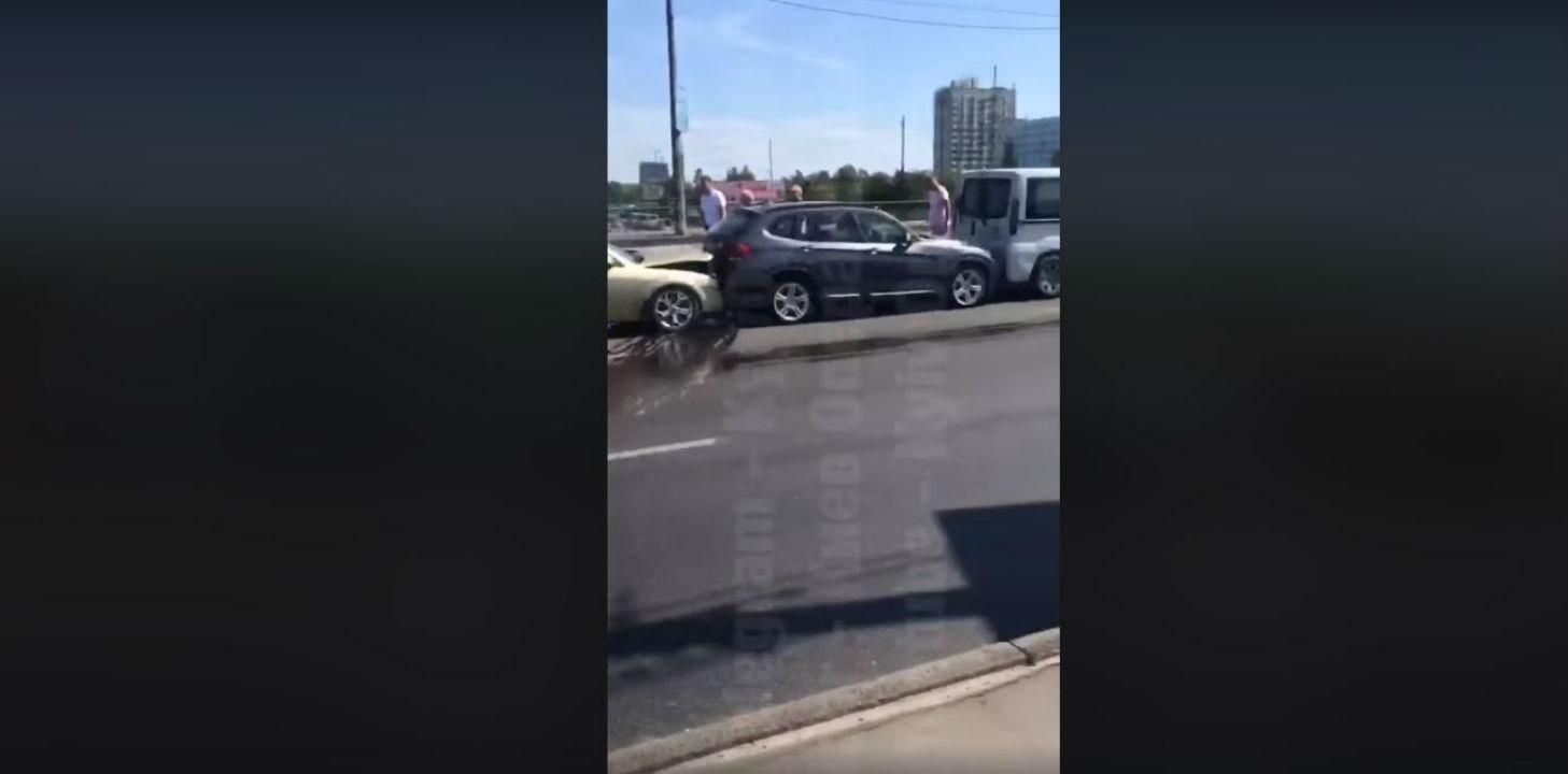 У Києві маршрутка з людьми потрапила в масштабну ДТП: відео У Києві маршрутка з людьми потрапила в масштабну ДТП: відео