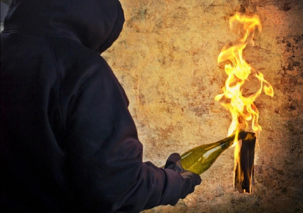 У Києві банда невідомих підпалила мікроавтобус з людьми У Києві банда невідомих підпалила мікроавтобус з людьми