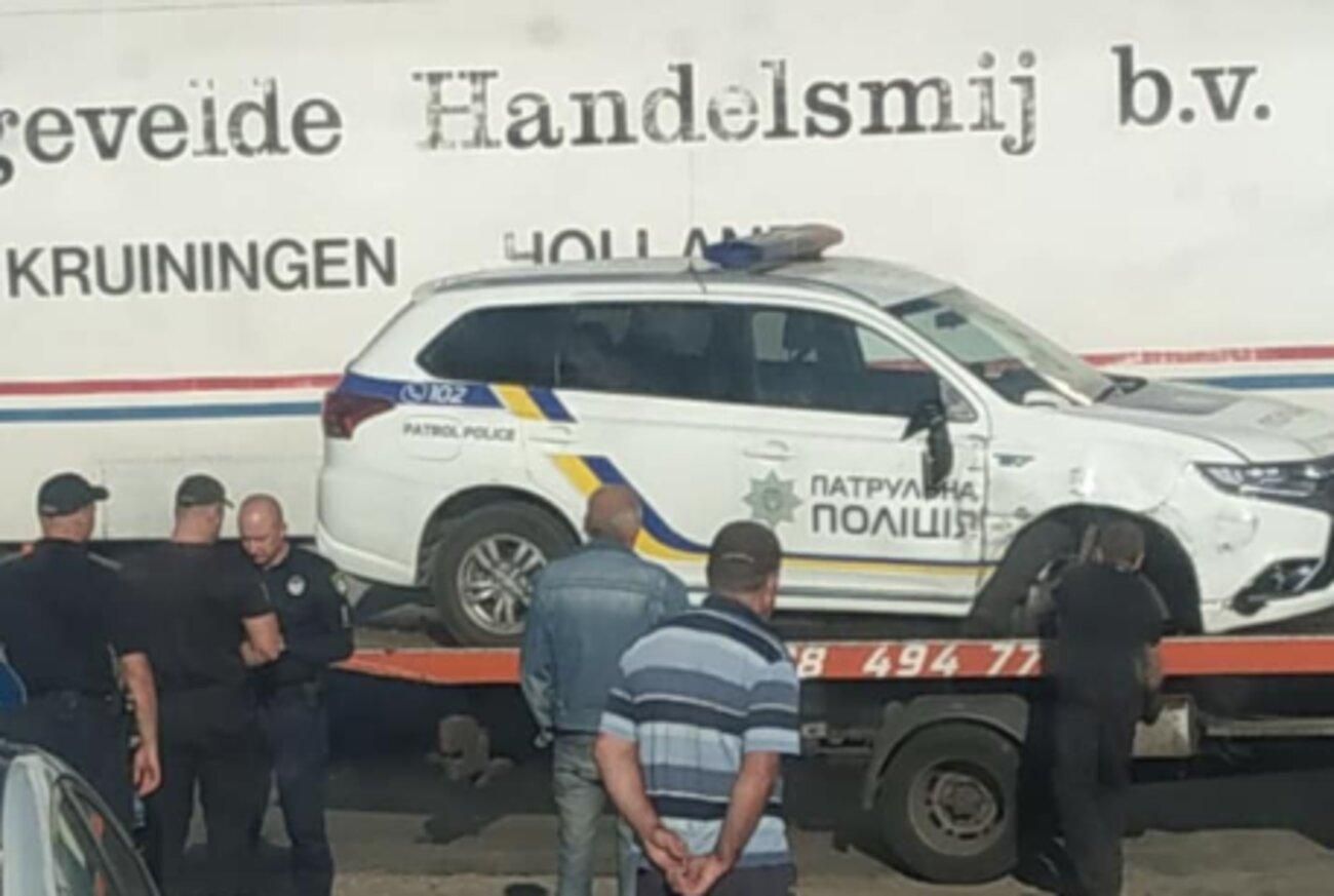 Відірвало колесо: у Харкові поліцейська машина зіткнулась з автобусом