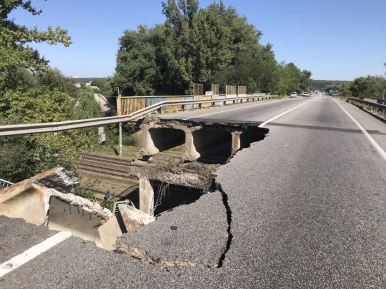 Автомобільний міст обвалився у Харкові: про аварійність споруди попереджали раніше