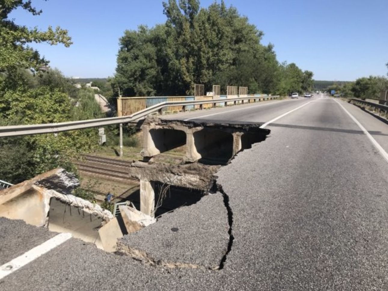 Автомобильный мост обрушился в Харькове: об аварийности сооружения предупреждали ранее