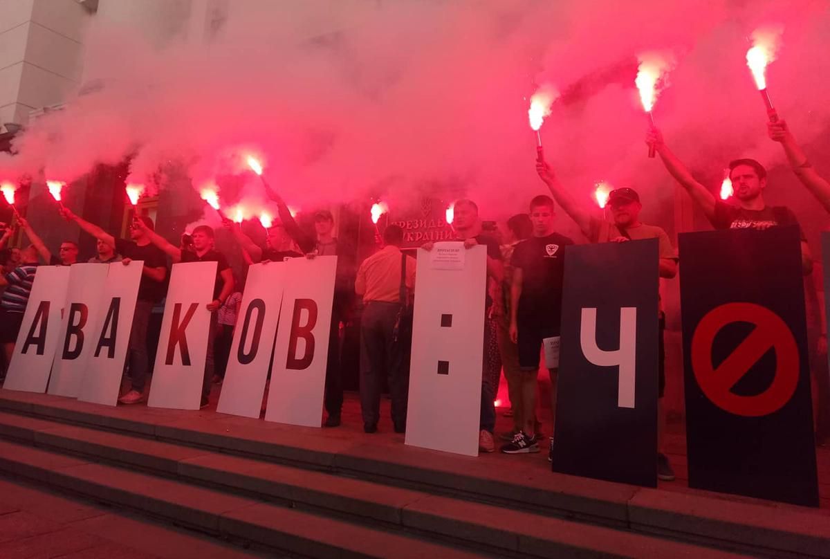 Аваков – чорт: українці вийшли на акцію проти міністра і запалили фаєри Аваков – чорт: українці вийшли на акцію проти міністра і запалили фаєри