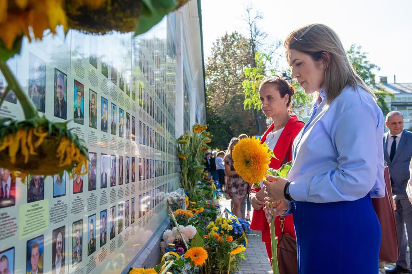 Нардепи поклали квіти до стіни пам'яті із загиблими українськими солдатами