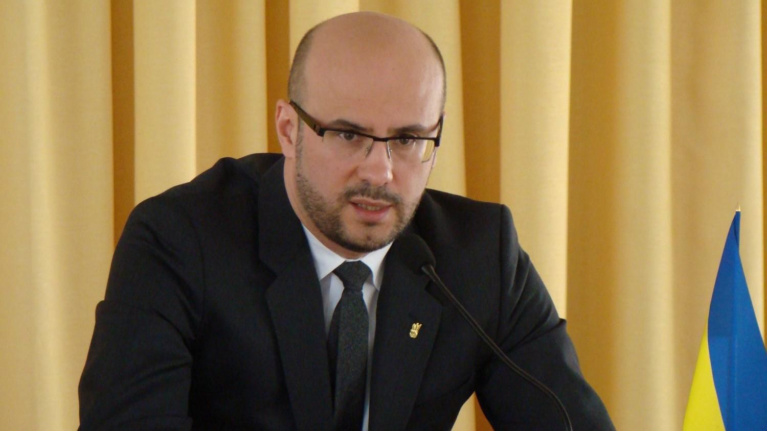 Первый скандал в новой Раде: избранному нардепу отказываются выдать удостоверение Первый скандал в новой Раде: избранному нардепу отказываются выдать удостоверение