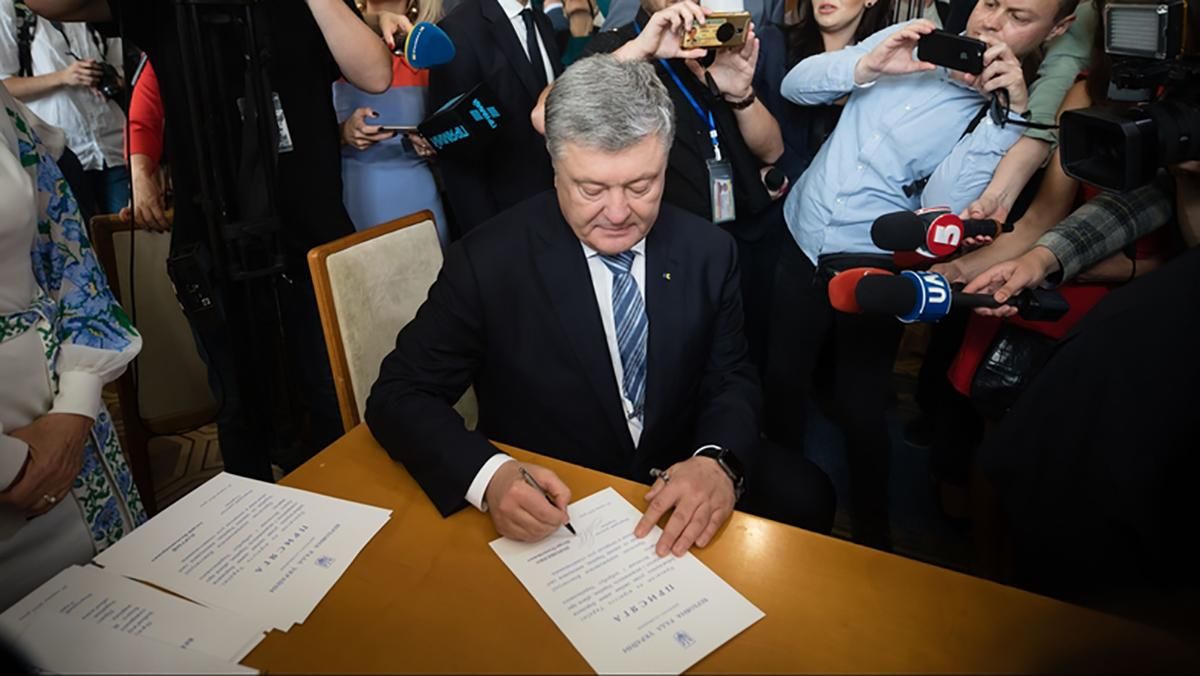 У Порошенко выпало удостоверение депутата сразу после вручения: видео У Порошенко выпало удостоверение депутата сразу после вручения: видео