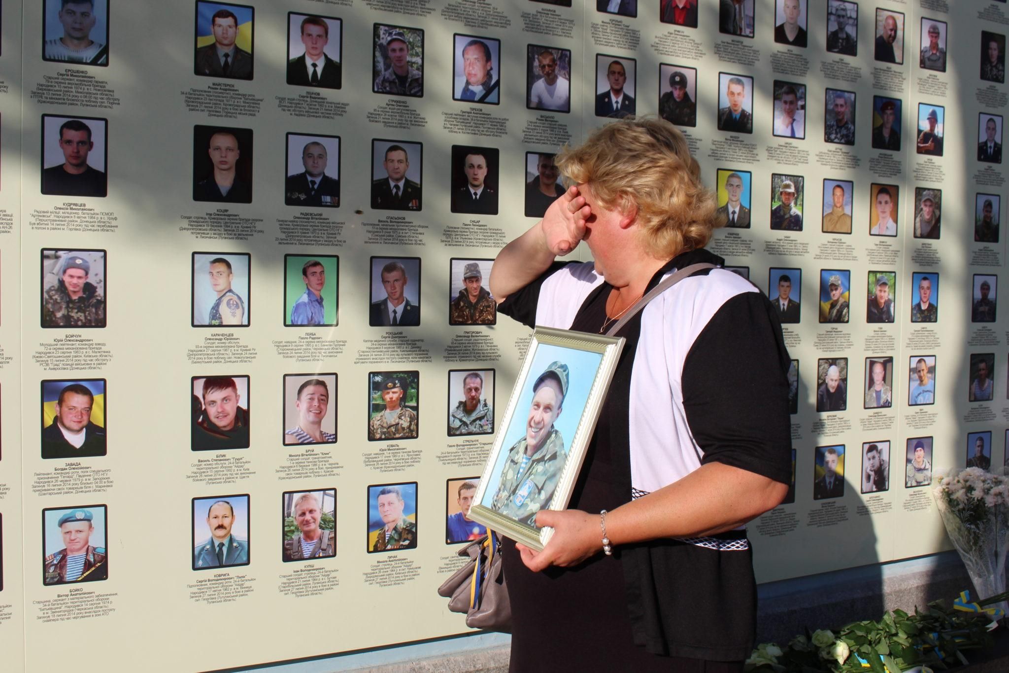 Я кожного вечора чекаю його вдома: українці у День пам'яті згадали полеглих героїв