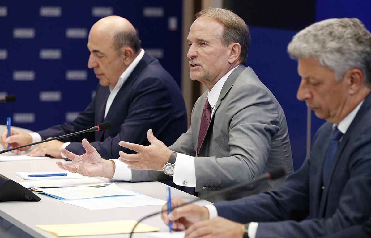 В аеропорту Жулян помітили Медведчука та Рабіновича, які відлітали до Москви, – ЗМІ В аеропорту Жулян помітили Медведчука та Рабіновича, які відлітали до Москви, – ЗМІ