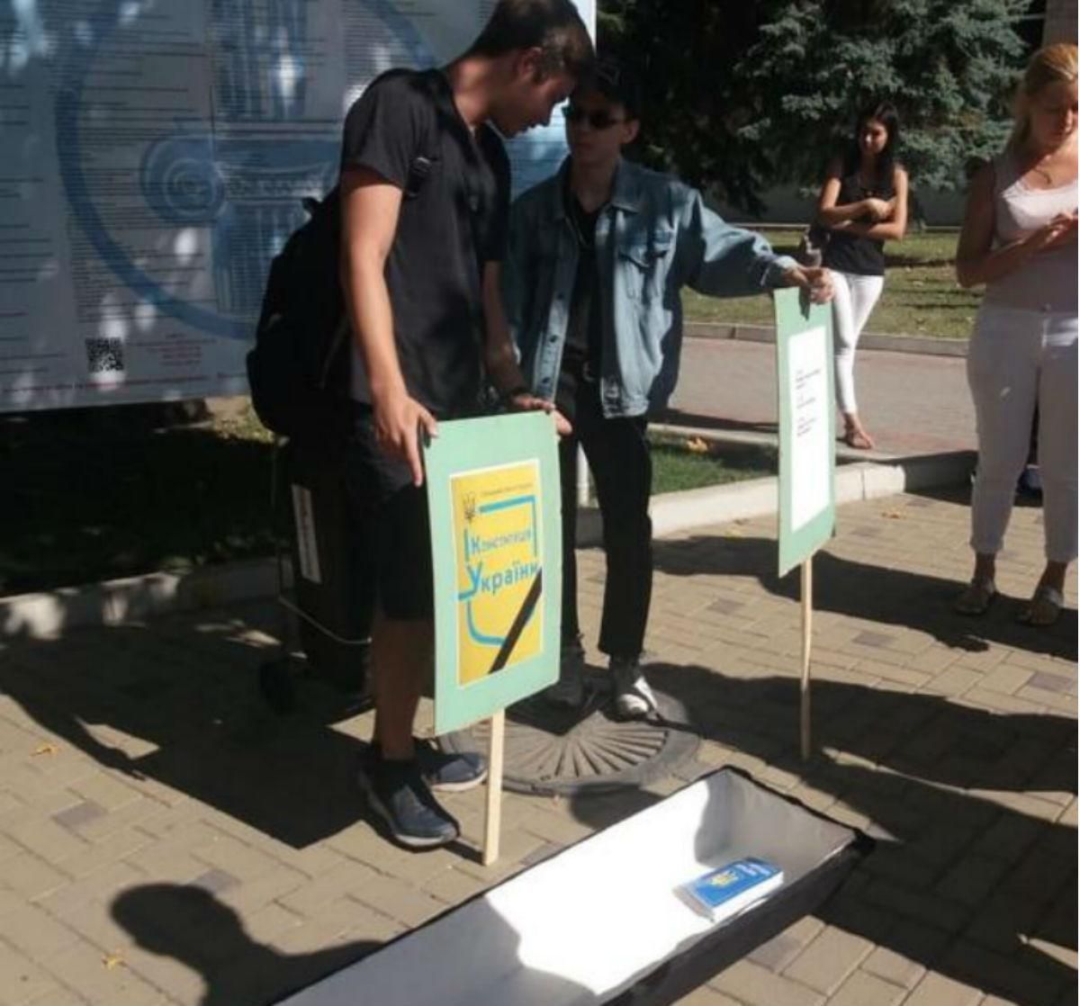 В Запорожье студенты протестовали, потому что хотят учиться на русском языке