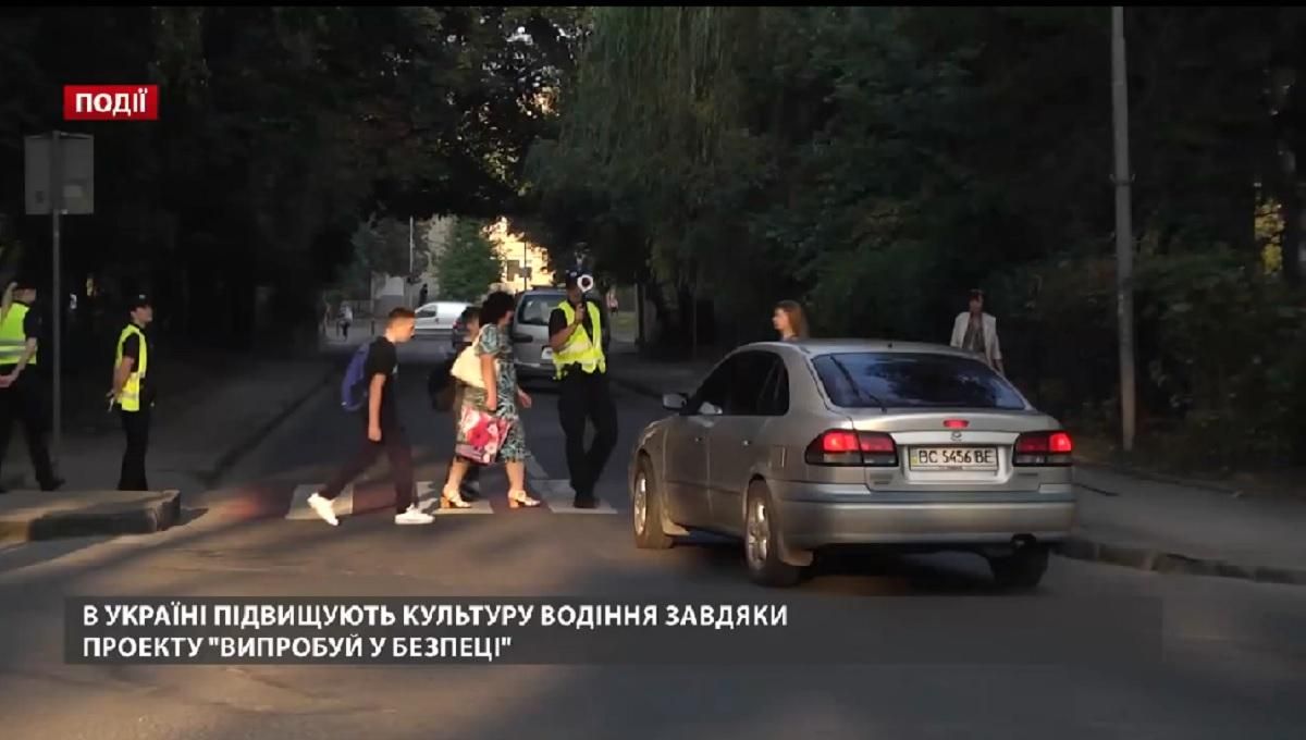 Водіям запропонували одягнути окуляри Drunk Busters, щоб відчути стан сп'яніння Водіям запропонували одягнути окуляри Drunk Busters, щоб відчути стан сп'яніння