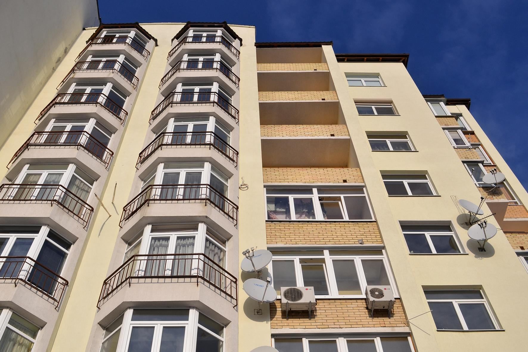 Кондиционеры на фасадах и достроенные балконы запретили в Броварах