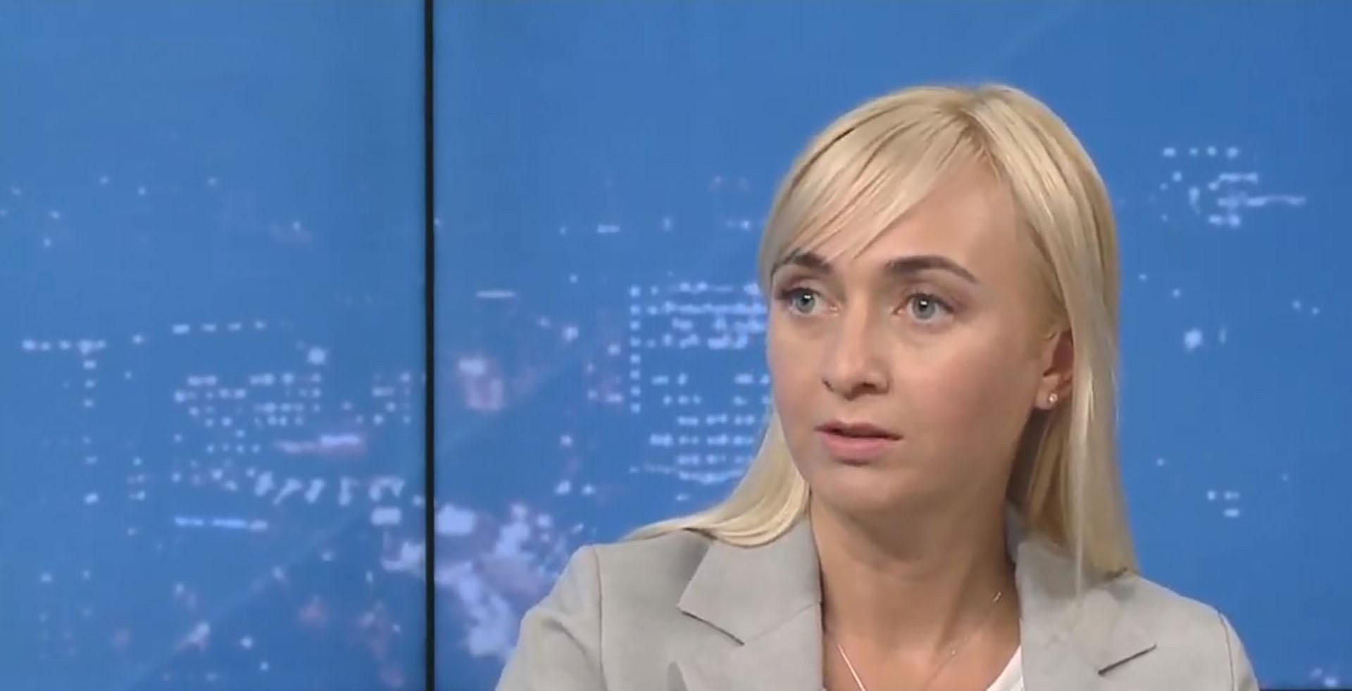 Ставали по периметру, не даючи проходу, – Устінова пояснила, навіщо "слуг" посадили по центру Ставали по периметру, не даючи проходу, – Устінова пояснила, навіщо "слуг" посадили по центру