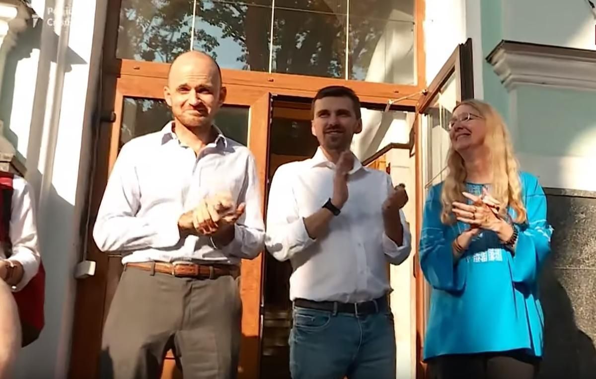 Спасибо, Ульяна: украинцы под МЗ поблагодарили Супрун за работу Спасибо, Ульяна: украинцы под МЗ поблагодарили Супрун за работу