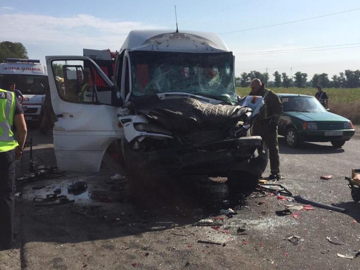 Аварія з мікроавтобусом сталася на Дніпропетровщині: 13 постраждалих