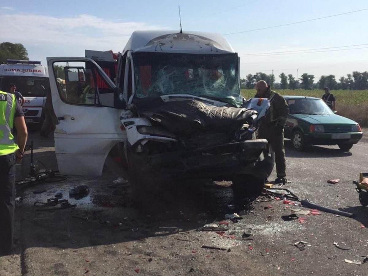 Авария с микроавтобусом произошла на Днепропетровщине: 13 пострадавших