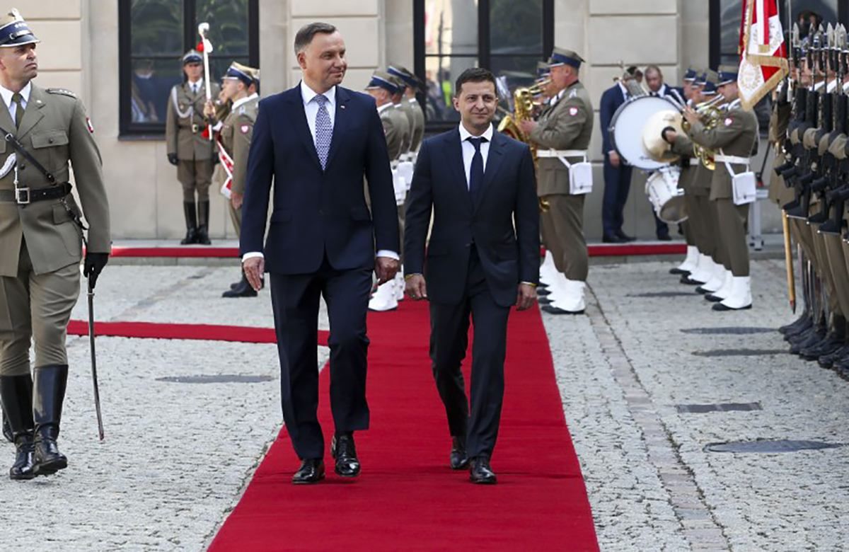 Зеленський пообіцяв Дуді зняти заборону на ексгумацію польських останків в Україні Зеленський пообіцяв Дуді зняти заборону на ексгумацію польських останків в Україні