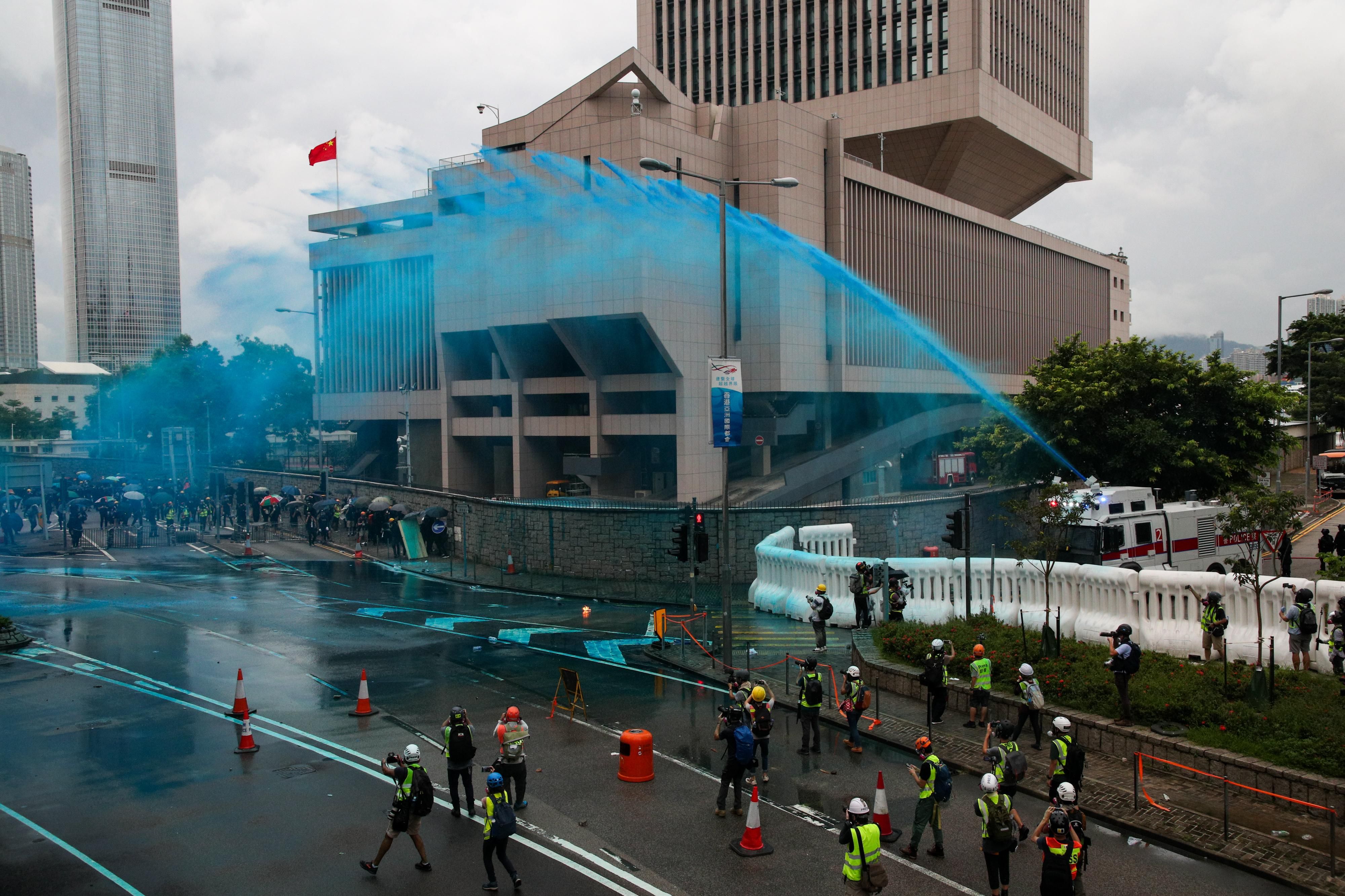 "Кладем завещания в рюкзаки и идем на протест": в Гонконге ждут провозглашения АТО