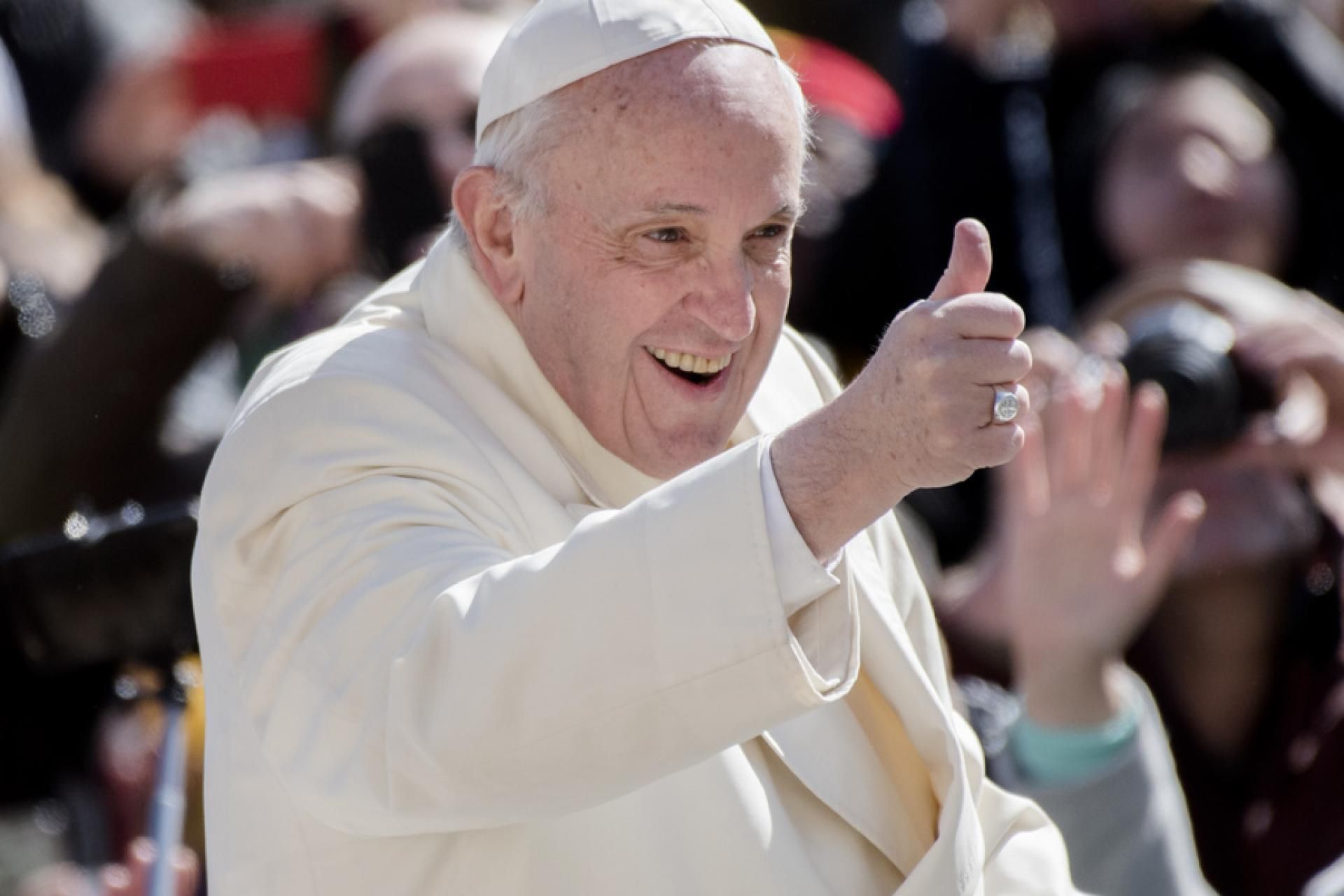 Застрял в лифте: Папу Римского Франциска спасали пожарные Застрял в лифте: Папу Римского Франциска спасали пожарные