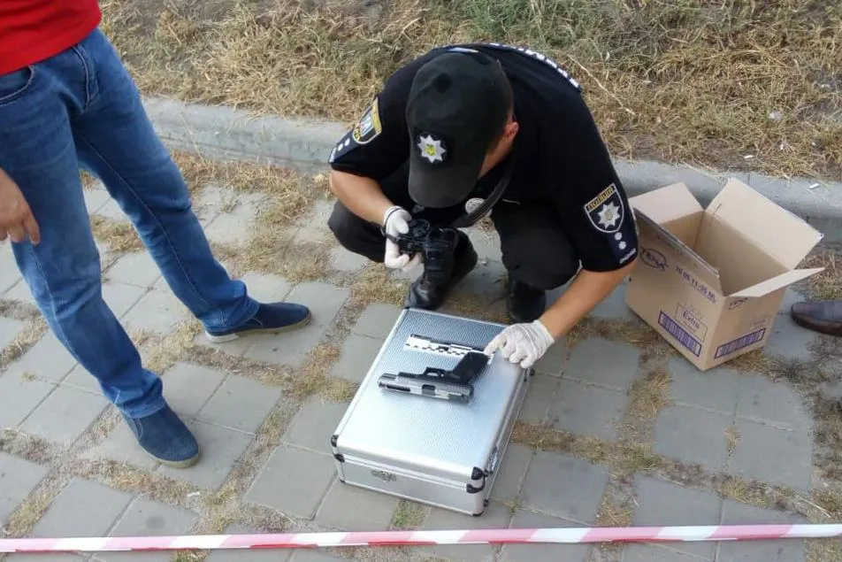 Невідомого зі зброєю затримали у Києві Невідомого зі зброєю затримали у Києві