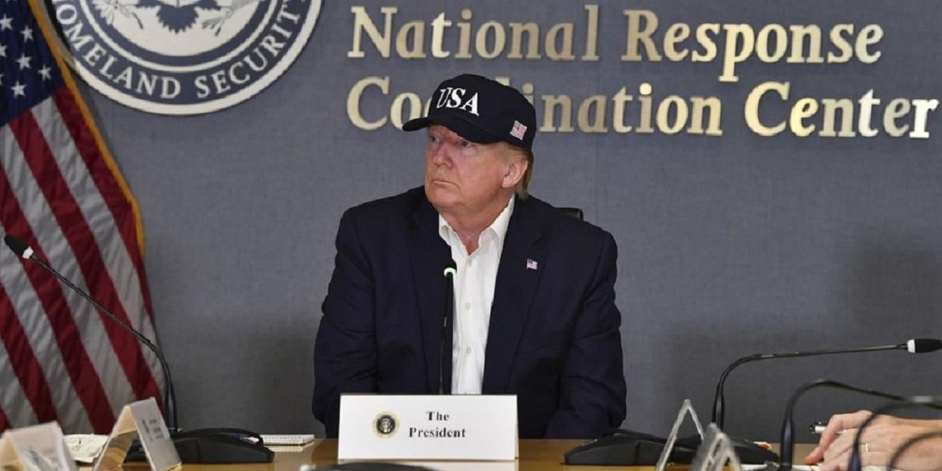 Отменив свой визит в Польшу, Дональд Трамп поехал играть в гольф Отменив свой визит в Польшу, Дональд Трамп поехал играть в гольф