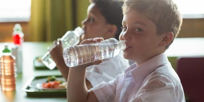 Давайте дітям з собою в школу пляшечку води