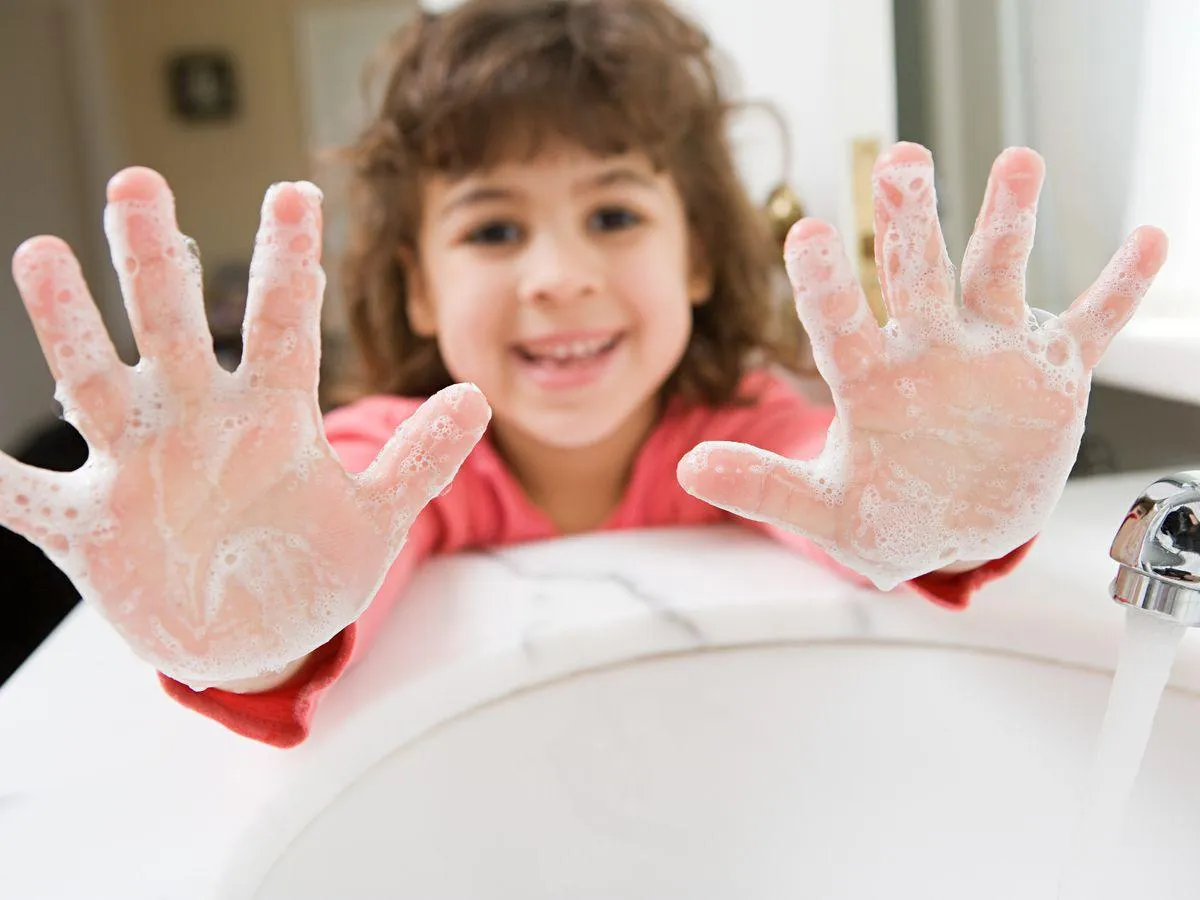 Діти повинні мити руки з милом, а не користуватися антисептиками
