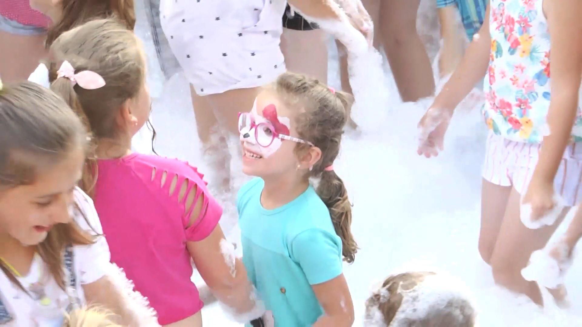 В Тернополі на День знань для школярів влаштували пінну вечірку: фото та відео В Тернополі на День знань для школярів влаштували пінну вечірку: фото та відео