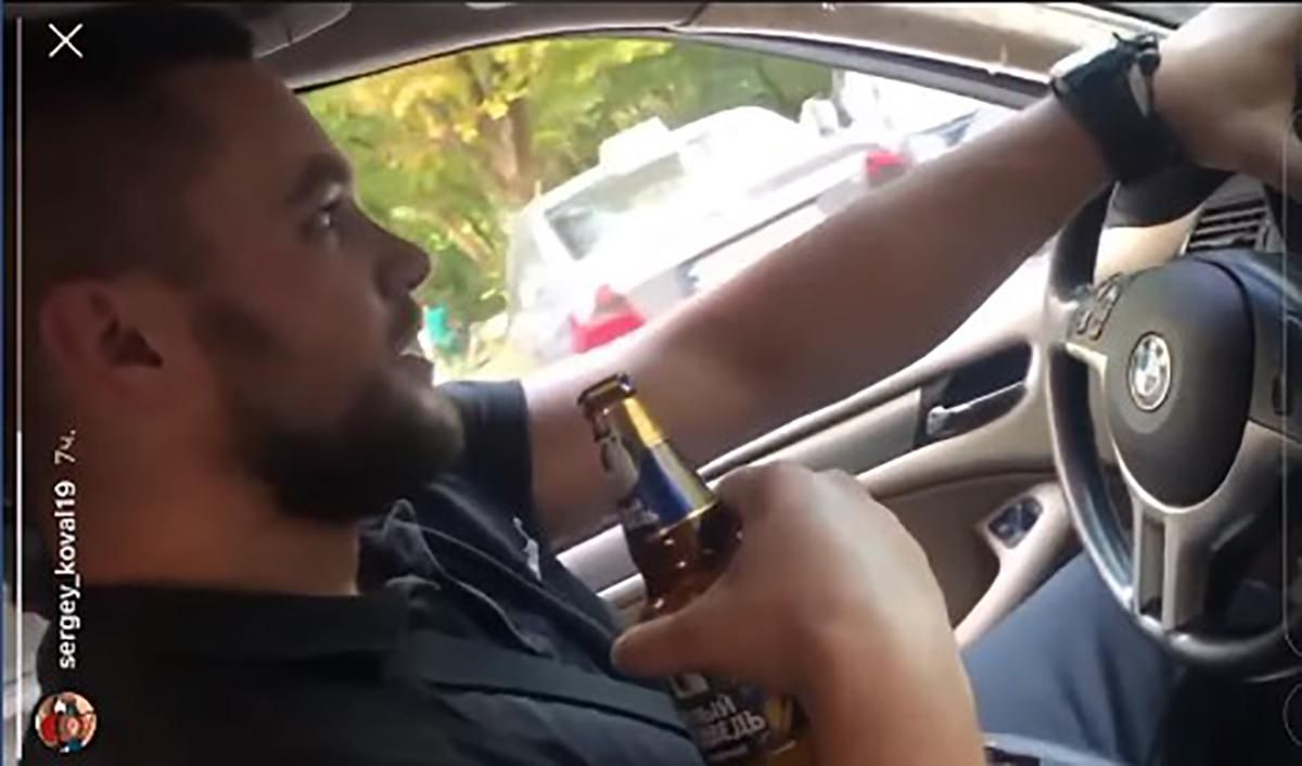 Відчуваю себе богом: в Одесі поліцейський їздив за кермом авто з пляшкою – відео
