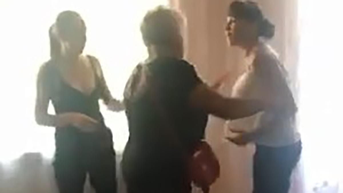 Во Львове владелица побила студенток-квартиранток: полиция рассказала детали Во Львове владелица побила студенток-квартиранток: полиция рассказала детали