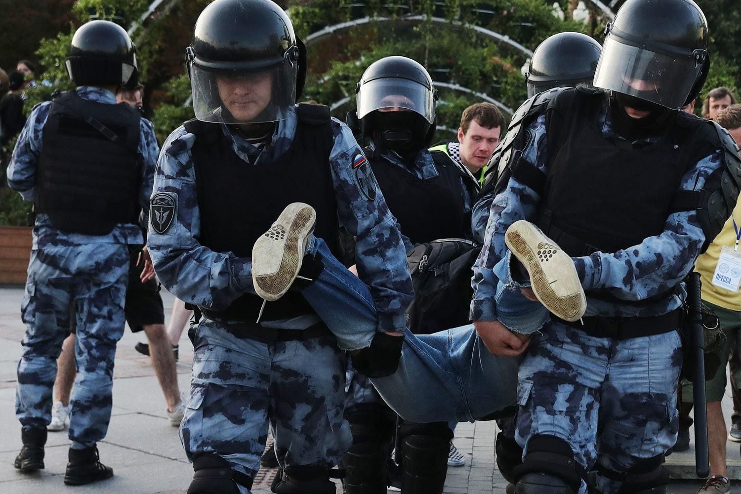 Арешти у Росії: активіст отримав три роки, бо торкнувся до шолому росгвардійця – відео 