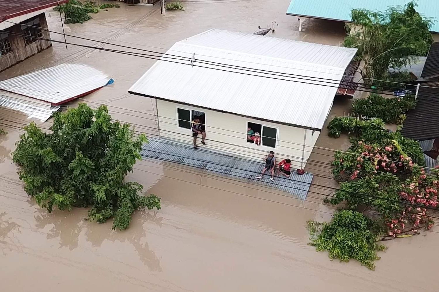 Таиланд накрыл мощный шторм "Подул", есть погибшие: фото, видео Таиланд накрыл мощный шторм "Подул", есть погибшие: фото, видео