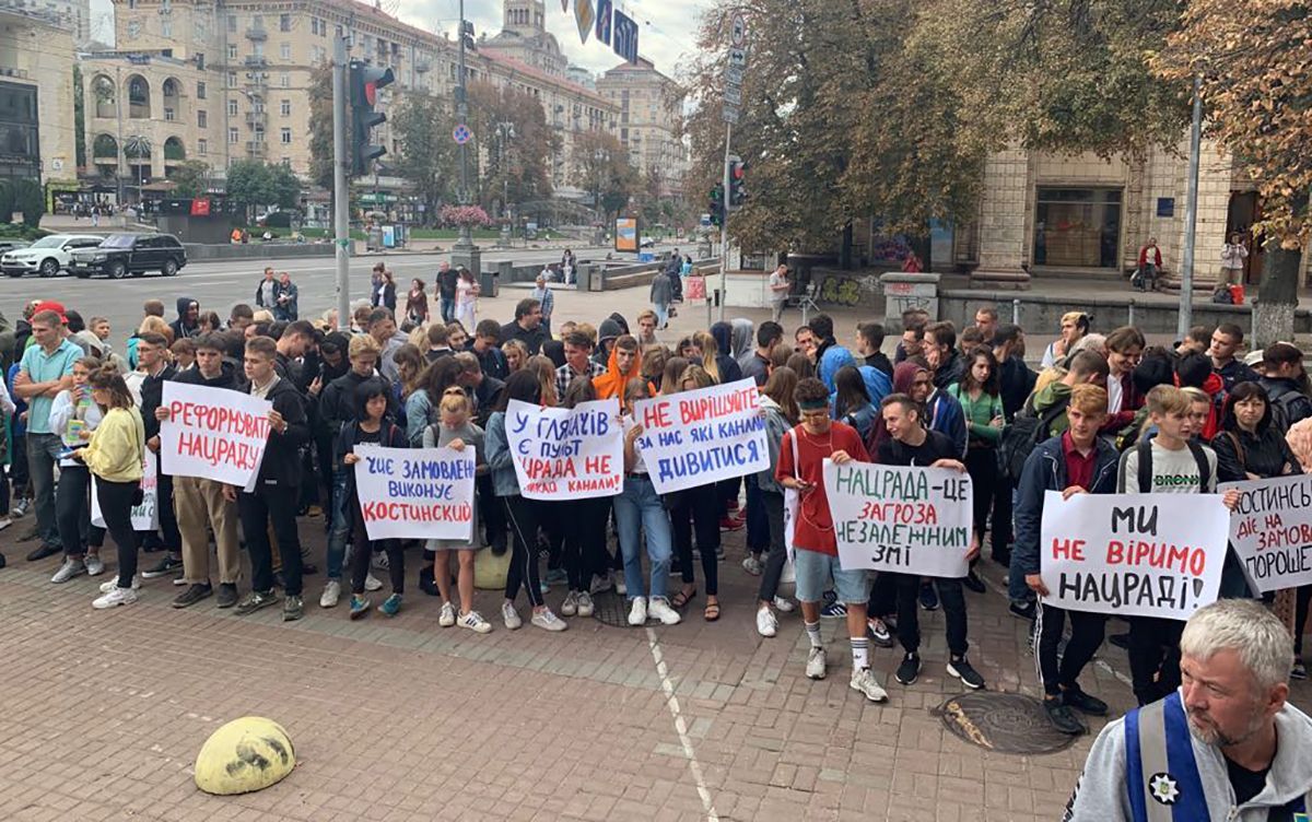 Два проплачені мітинги "за" і "проти" каналів Медведчука проходять у Києві: фото, відео